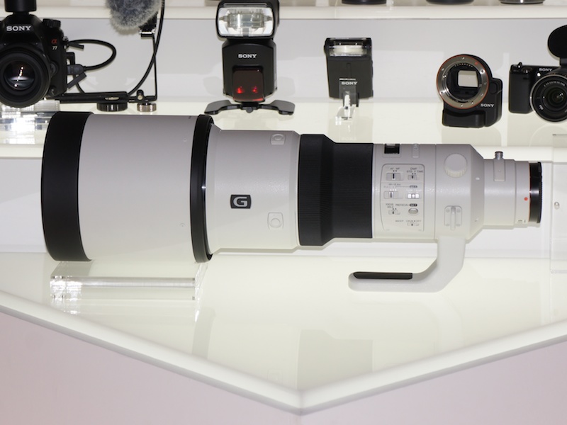 <b>ソニーブース正面に展示されている500mm F4 G SSM</b>