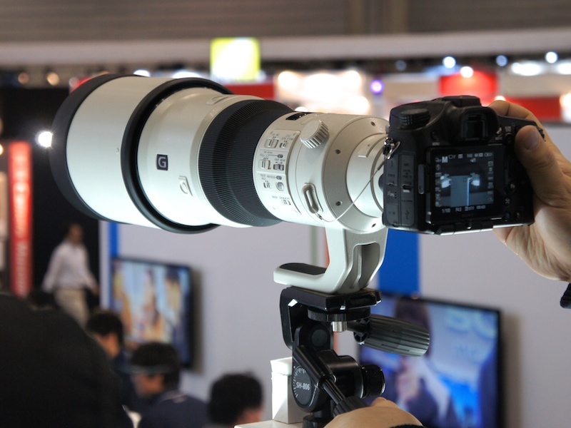 <b>ソニーブースの望遠レンズコーナーでは手にとることができる</b>