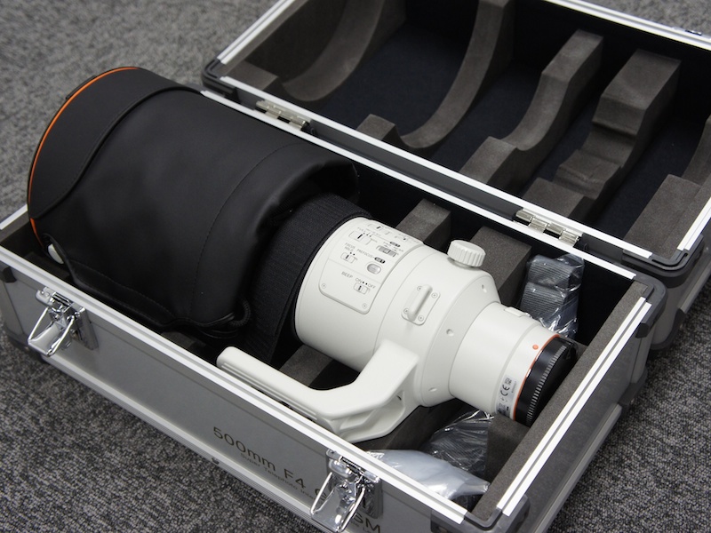 <b>金属製の専用ケースが付属する</b>