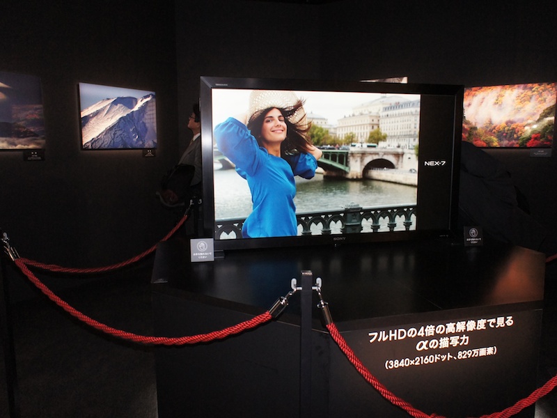 <b>4Kディスプレイを使い、2,430万画素の画質をアピール</b>
