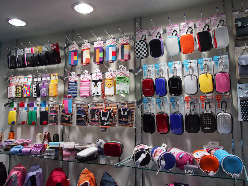 <b>アオスタシリーズのポーチも多くの新製品を出品していた。いずれも4～5月に発売する</b>