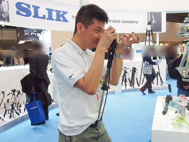 <b>一脚用途のほかに、ズボンのベルトにかけることができ、カメラを安定できる</b>