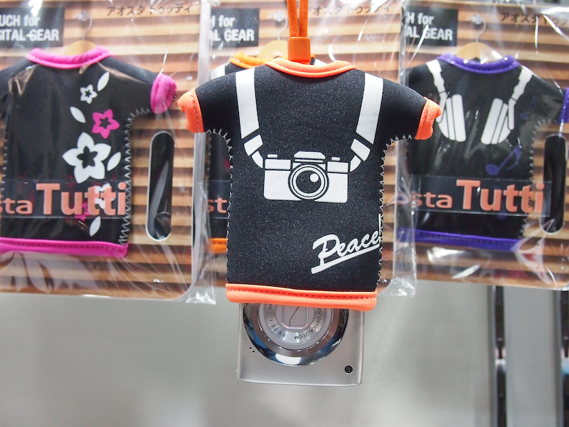 <b>カメラに“着せる”、“脱がせる”といったユニークなコンセプトになっている</b>