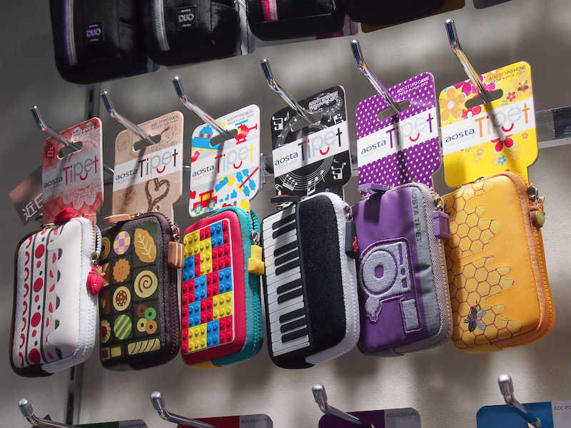 <b>ポップなデザインのポーチも</b>