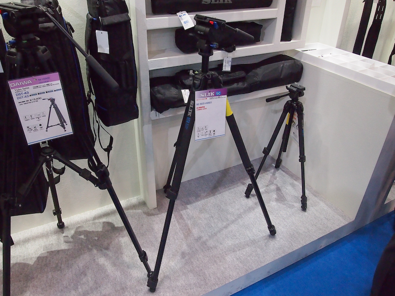 <b>スリックの動画用三脚SC 503 VIDEO。オイル式雲台を装備したアルミの3段モデル。参考出品</b>