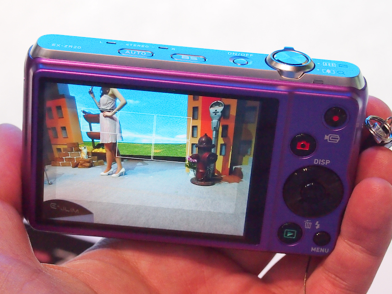 <b>EXILIM EX-ZR20。今回からパープルのカラーが加わった</b>