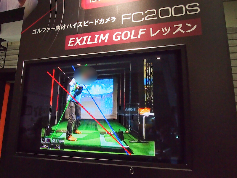 <b>ディスプレイに表示されているのがカメラの液晶モニターで見られるスイング診断画面</b>