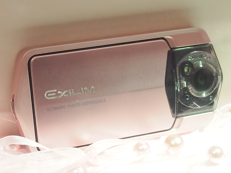 <b>EX-TR100のピンク（左）とレッド（右）。商品化の予定はない</b>