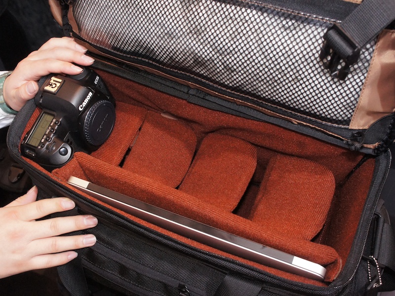 <b>内部。13型ノートパソコンとデジタル一眼レフカメラを効率よく収納できる</b>