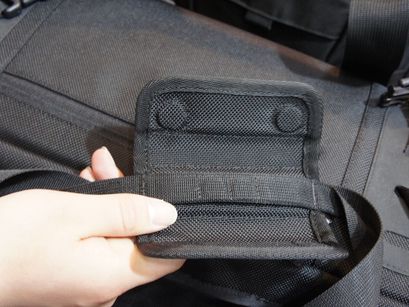 <b>ハンドルはマグネットで素早く留められる</b>