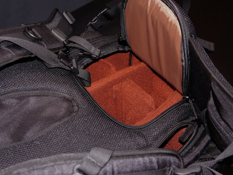 <b>底部に小窓を装備。小物を取り出せる</b>