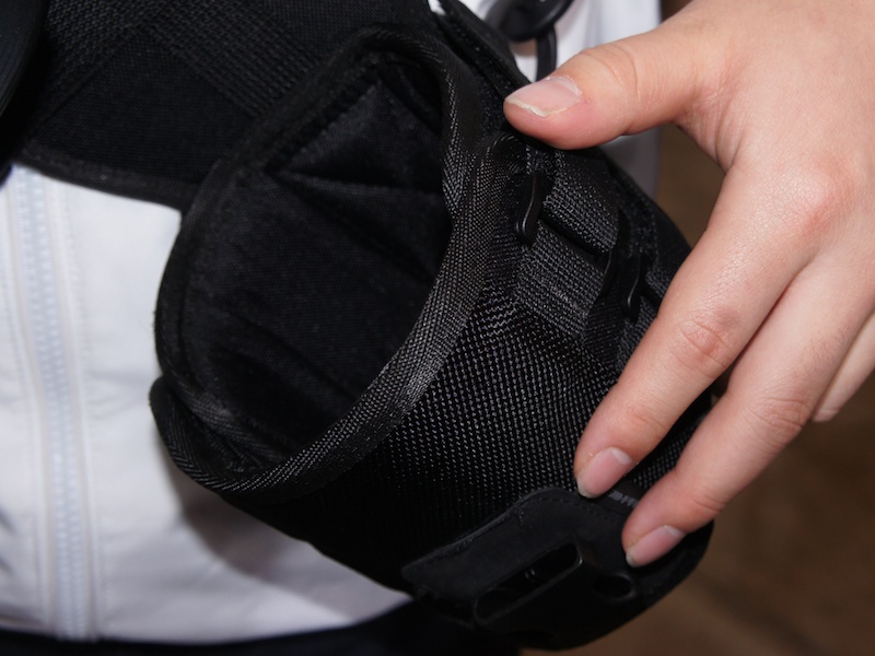 <b>レンズを支える部分はアジャスタブル。さまざまなレンズ径に対応する</b>