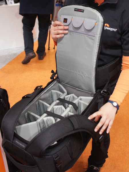 <b>バックパックを下ろすことなく機材の出し入れが可能</b>