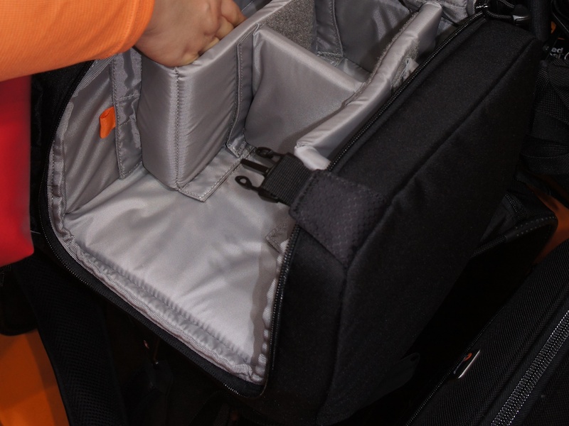 <b>横から機材を取り出せる</b>