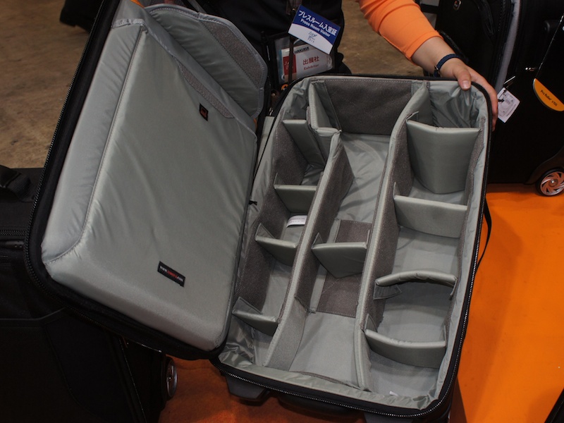 <b>プロローラーライト250AWの内部。既存のプロローラーのような入れ子構造のサブバックは省略されている</b>