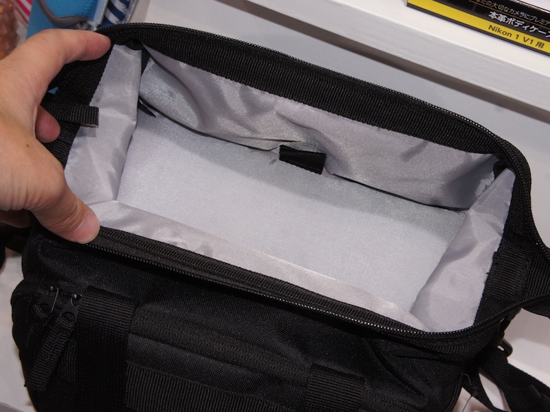 <b>開けやすくて広いがま口タイプの開口部を採用</b>