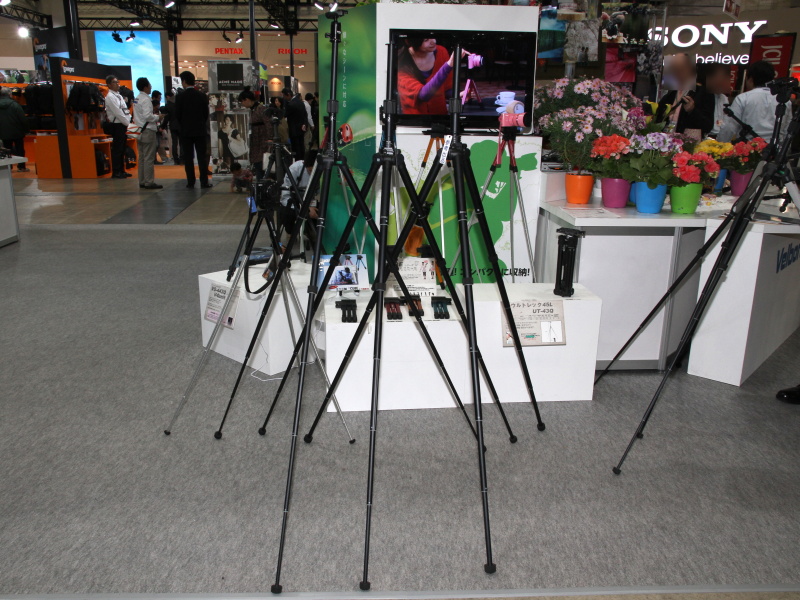 <b>それぞれエレベーターも含め最大に伸ばしたところ。雲台は独立パン可能な小型自由雲台を採用する予定という</b>