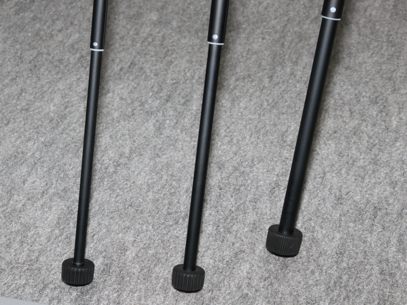 <b>脚パイプの先端部。最も太いモデル（右）では200mmレンズなど、3kg程度の機材に対応する見込み</b>