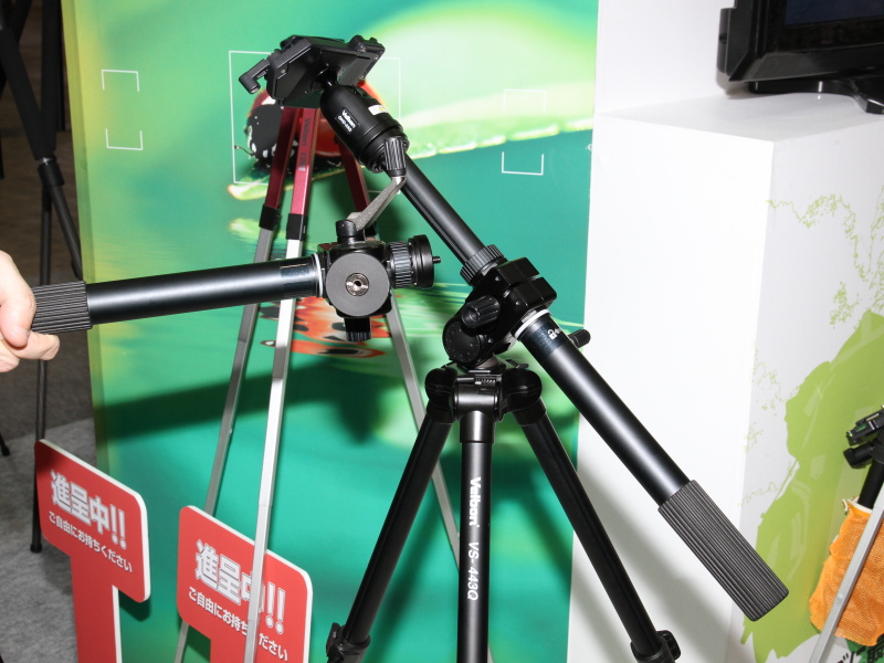 <b>VS-443Qのエレベーター部分を「V4ユニット」（左）として単品発売。台座部分の形状が多少異なる</b>