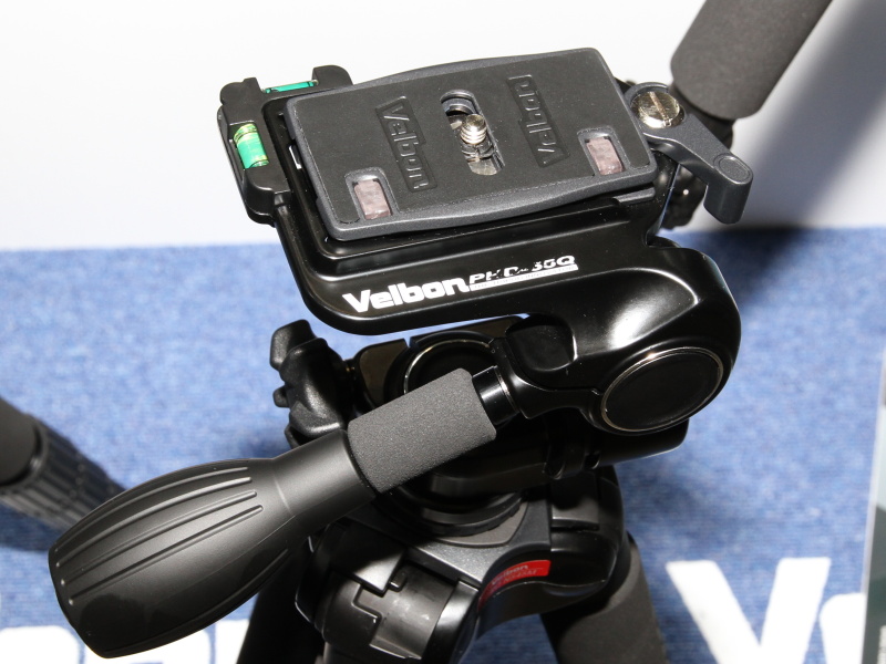 <b>軽量化を図った新しい雲台を採用</b>