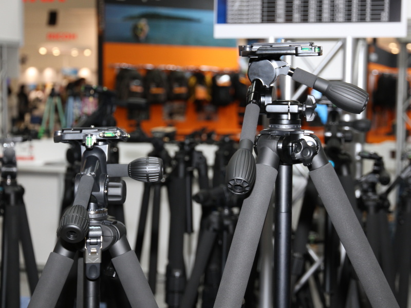 <b>新しいジオ・カルマーニュN545M（右）と現行のジオ・カルマーニュN545（左）の全高を比較。この型番では新モデルが14cm高く、180g軽い</b>