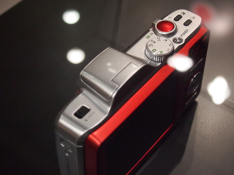 <b>アグファの銀塩カメラを思わせる赤いシャッターボタンを装備</b>