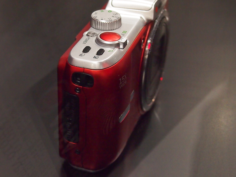 <b>ストラップは両吊りに対応</b>