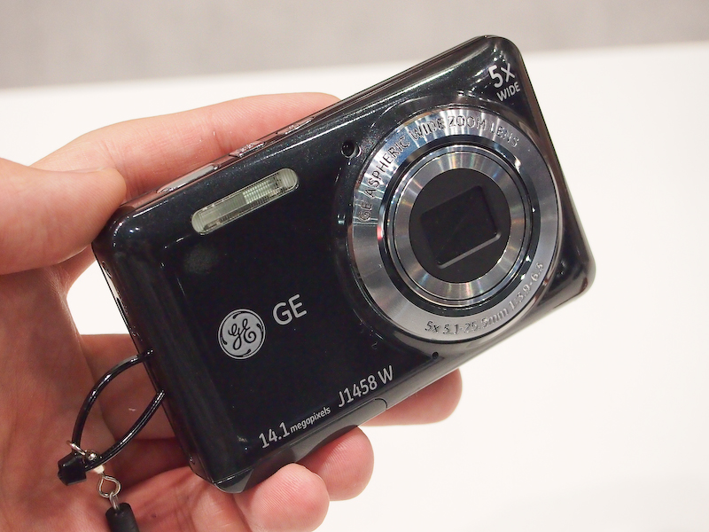 <b>J1458W。光学5倍ズームモデル。春以降に8,000円前後で発売する。1,410万画素CCDや2.7型液晶モニターを搭載。リチウムイオン充電池仕様</b>