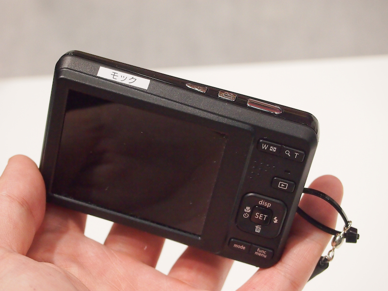 <b>J1458W。光学5倍ズームモデル。春以降に8,000円前後で発売する。1,410万画素CCDや2.7型液晶モニターを搭載。リチウムイオン充電池仕様</b>