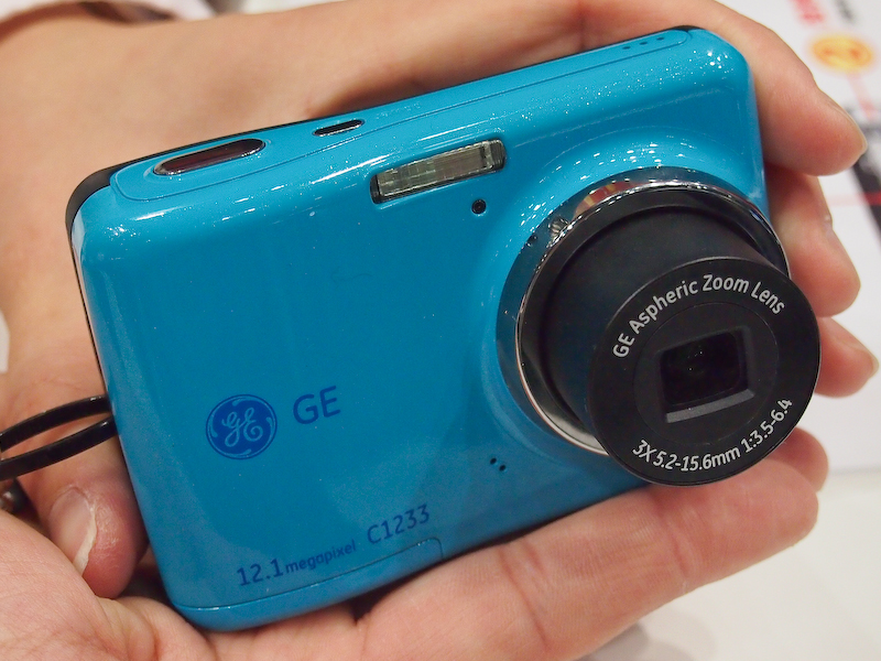 <b>C1233。実売5,000円前後とGEブランドでは最も安価なモデル。この機種のみ1月末に発売済み。1,210万画素CCDセンサー、光学3倍ズームレンズ、2.4型液晶モニターなどを搭載。単3電池対応</b>