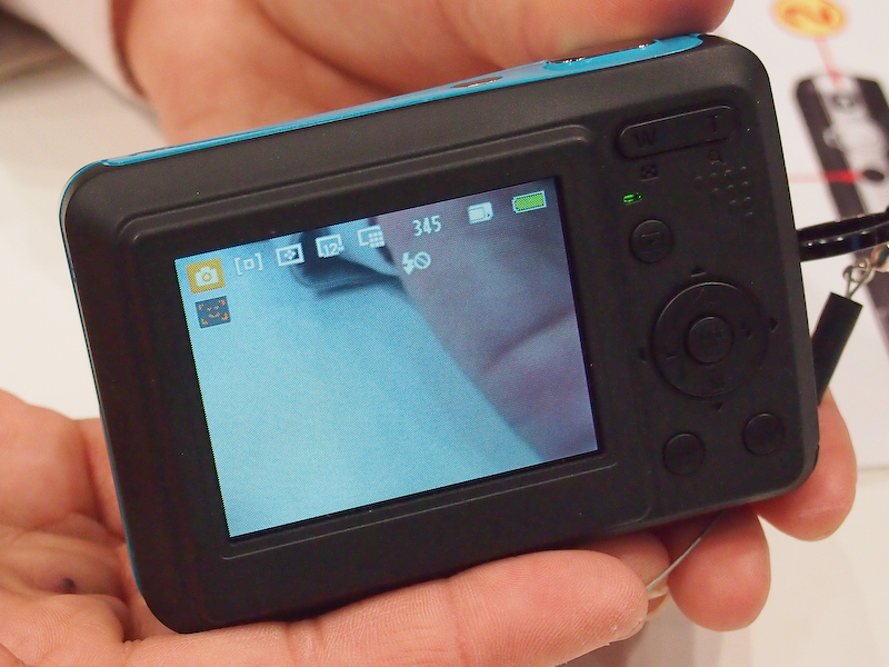 <b>C1233。実売5,000円前後とGEブランドでは最も安価なモデル。この機種のみ1月末に発売済み。1,210万画素CCDセンサー、光学3倍ズームレンズ、2.4型液晶モニターなどを搭載。単3電池対応</b>