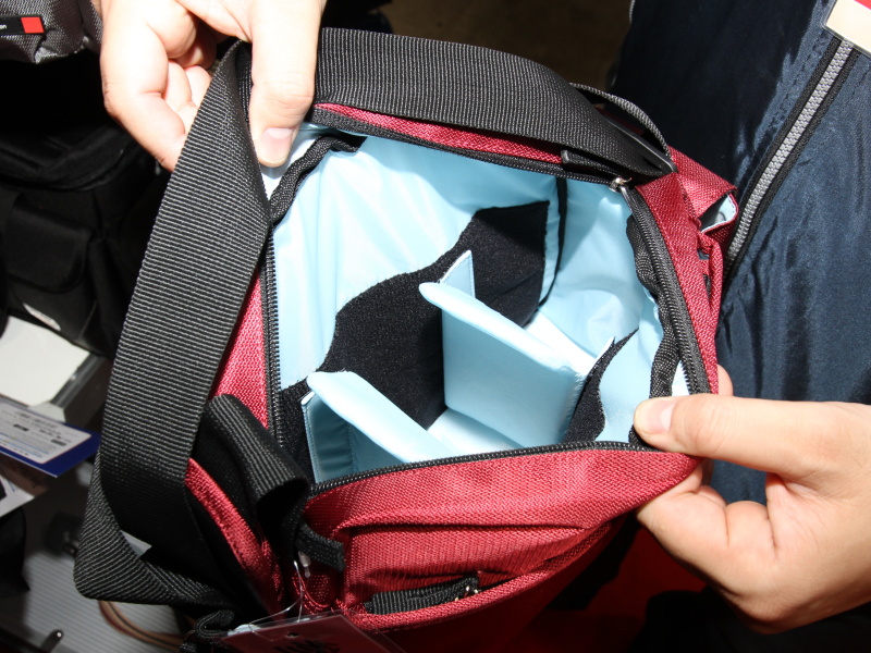 <b>中級デジタル一眼レフカメラを意識したというサイズ</b>