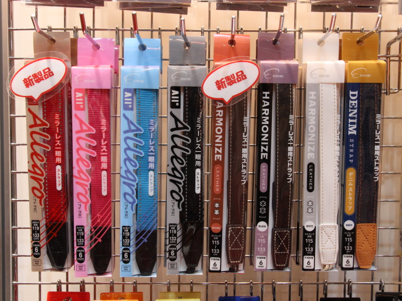 <b>「ミラーレス一眼用」とするストラップ。8種類を展示していた</b>