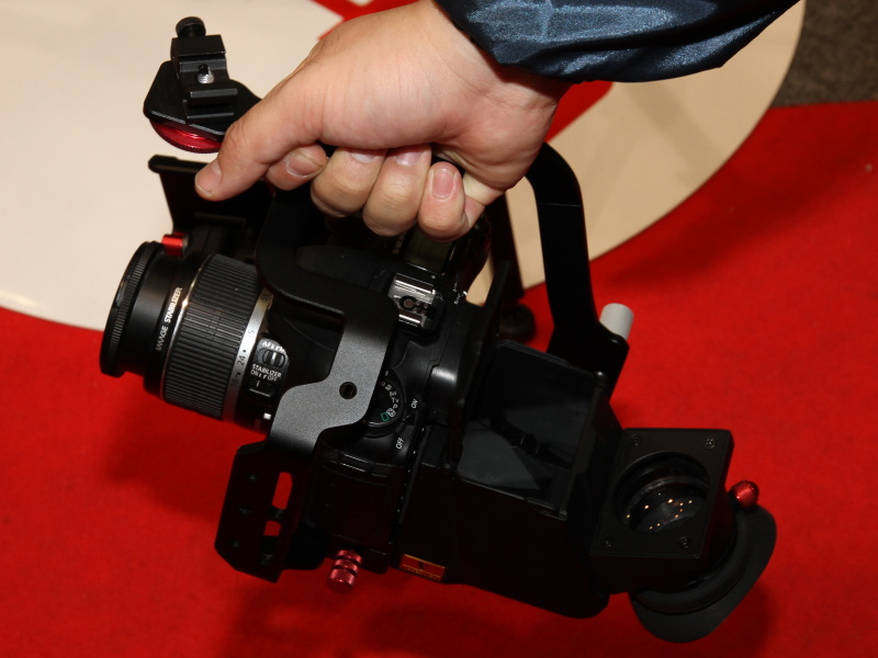 <b>アームは3万円前後の見込み。EOS 7DやEOS 5D Mark IIなど、各機種ごとに専用モデルを用意する予定という</b>