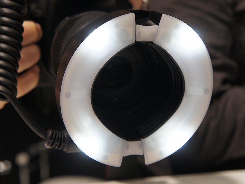 <b>フォーカスアシスト用のLEDライトも備える</b>