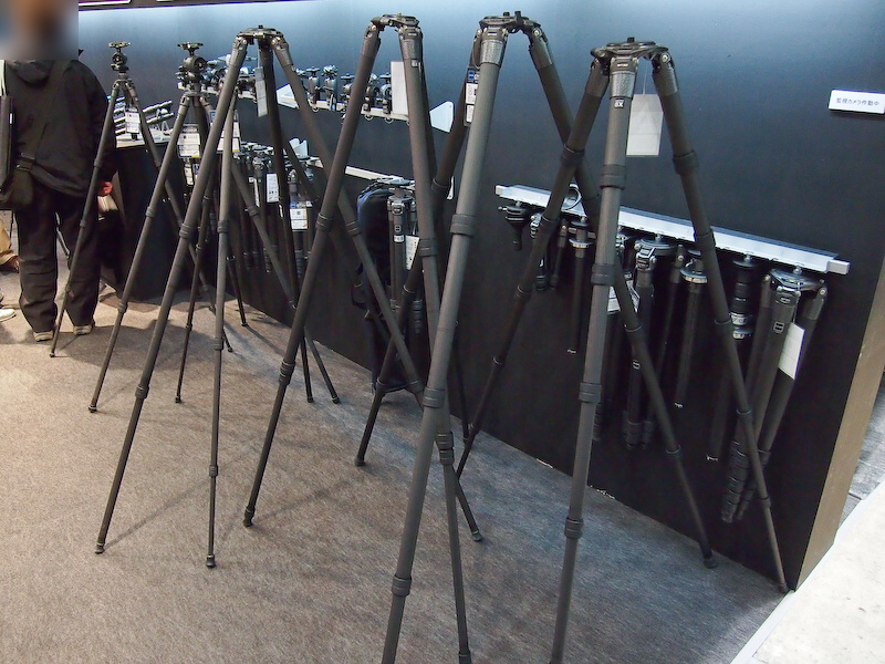 <b>ジッツオの新システマティックシリーズが並ぶ。本体部分の形状を変更し、耐荷重も増えた</b>