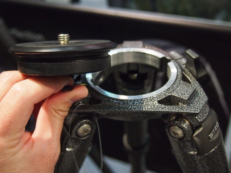 <b>今のところ、溝のロックに対応しているのは付属のディスクだけだが、従来のシステマティック対応のアタッチメントはすべて装着可能。溝のロック対応製品は順次増えていく予定だという</b>