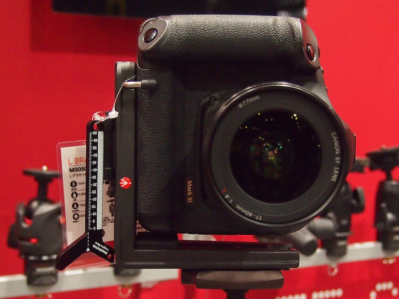 <b>3日に発売したマンフロットのL型ブラケットも試すことができる</b>