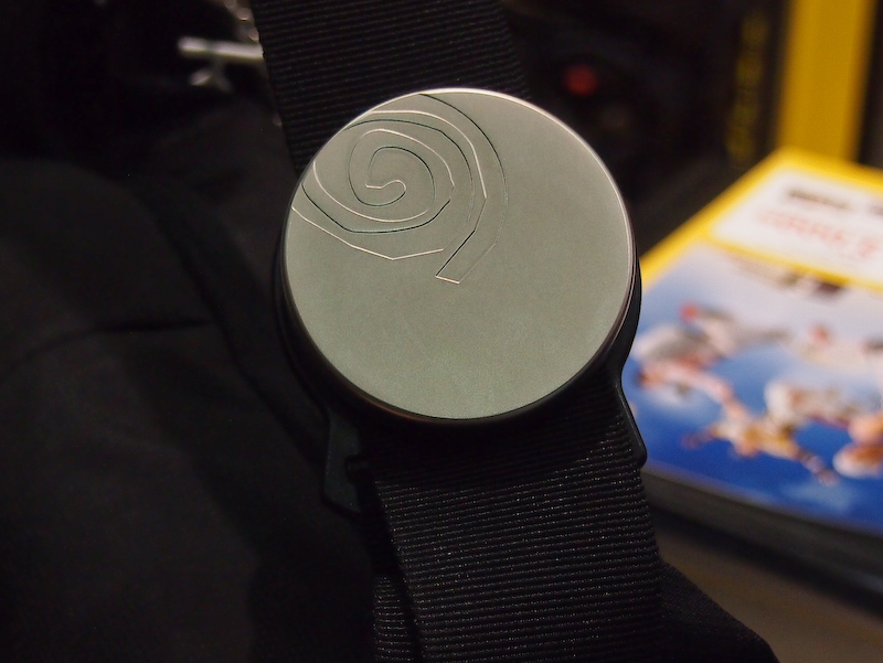 <b>ストラップの長さ調節は、丸形のバックルを回転させてロック/リリースを行なう</b>