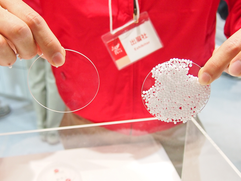 <b>帯電防止コートのデモ。左はコートあり、右はコート無し。コートがあれば、発泡スチロールの玉が付きにくい</b>