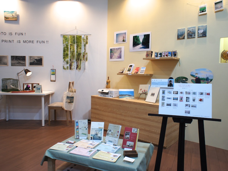 <b>green freak.netとコラボレーション。写真雑貨のある部屋を再現したコーナー</b>