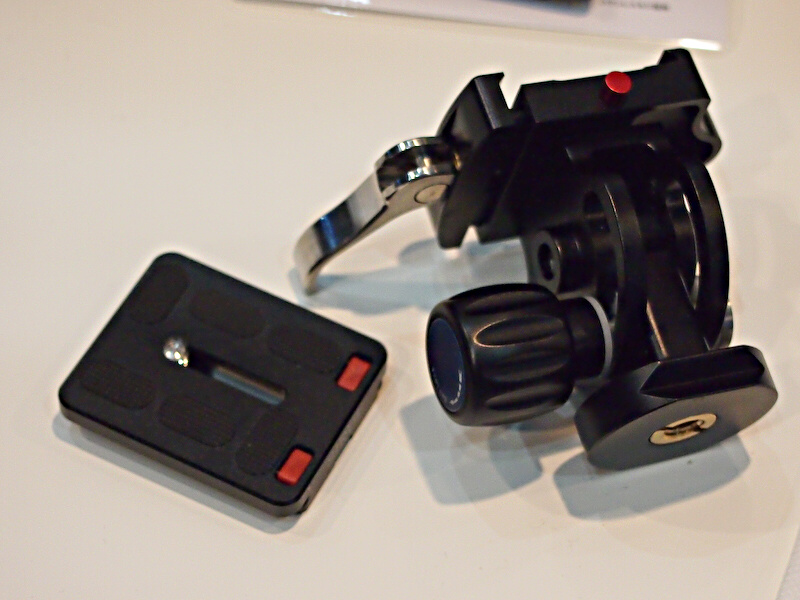 <b>クイックシューを採用。ロックはレバー式</b>