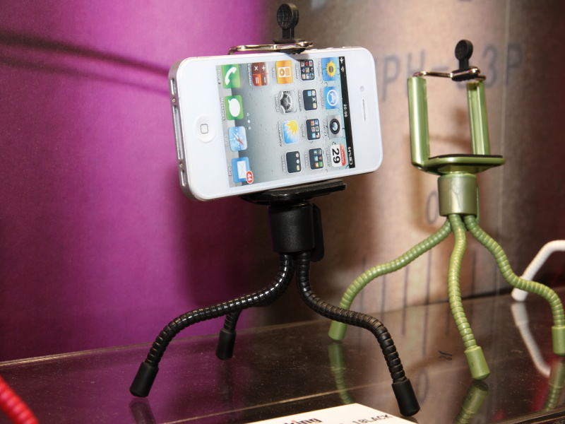 <b>新製品は多関節三脚にスマートフォンホルダーを組み合わせたスタイルになっている</b>