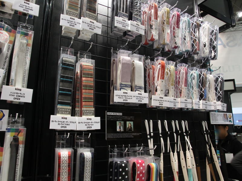 <b>タータンチェックなど、個性的なストラップが多数並ぶ</b>