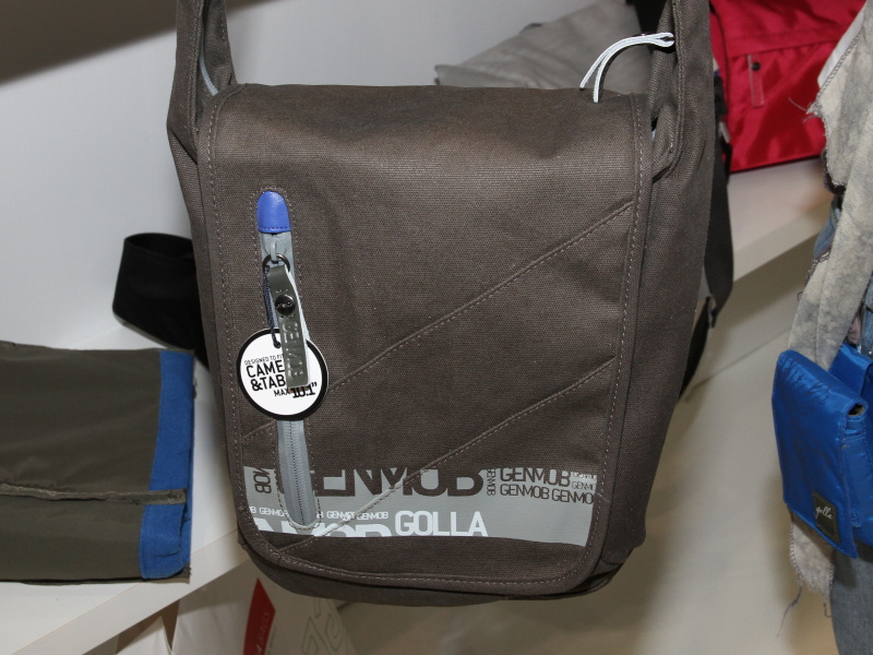 <b>「キャムバッグM」の「CAROL」（5,980円前後）は、一眼レフカメラとタブレット端末を同時に収納できるのが特徴</b>