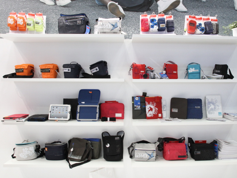 <b>各モデルのカラーバリエーションを展示している</b>