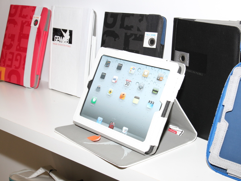 <b>Flip Folders for iPad 2（4,980円前後）は、内側に滑りにくい素材を採用することでスタンドとして機能する</b>