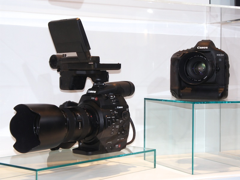 <b>同じくプロ向けということで、キヤノンEOS-1D XとC300も展示されている</b>