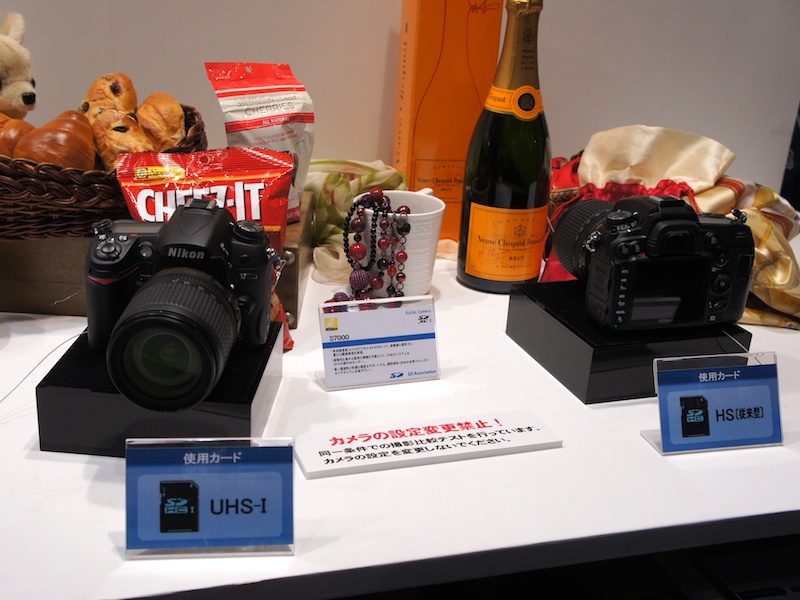 <b>UHS-I対応カードと非対応カードの連写性の差を試せる展示</b>