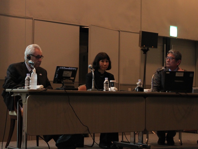 <b>エリオット・アーウィット氏、横浜美術館の逢坂恵理子館長、天野太郎主席学芸員</b>